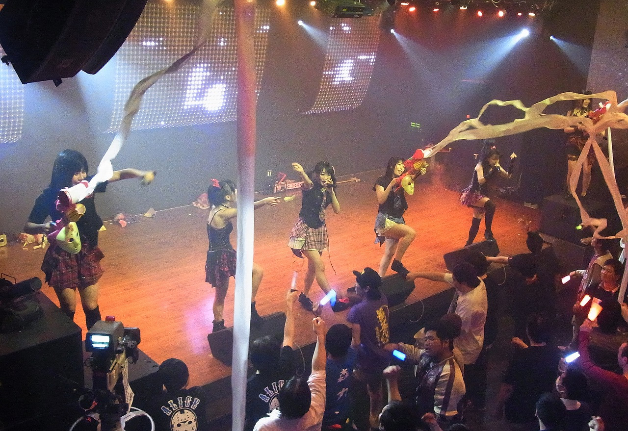 80% thần tượng tại Nhật Bản thuộc nhóm Chika idol, những người không thi đỗ vào các công ty giải trí lớn mà hoạt động nghệ thuật tại các sân khấu nhỏ.