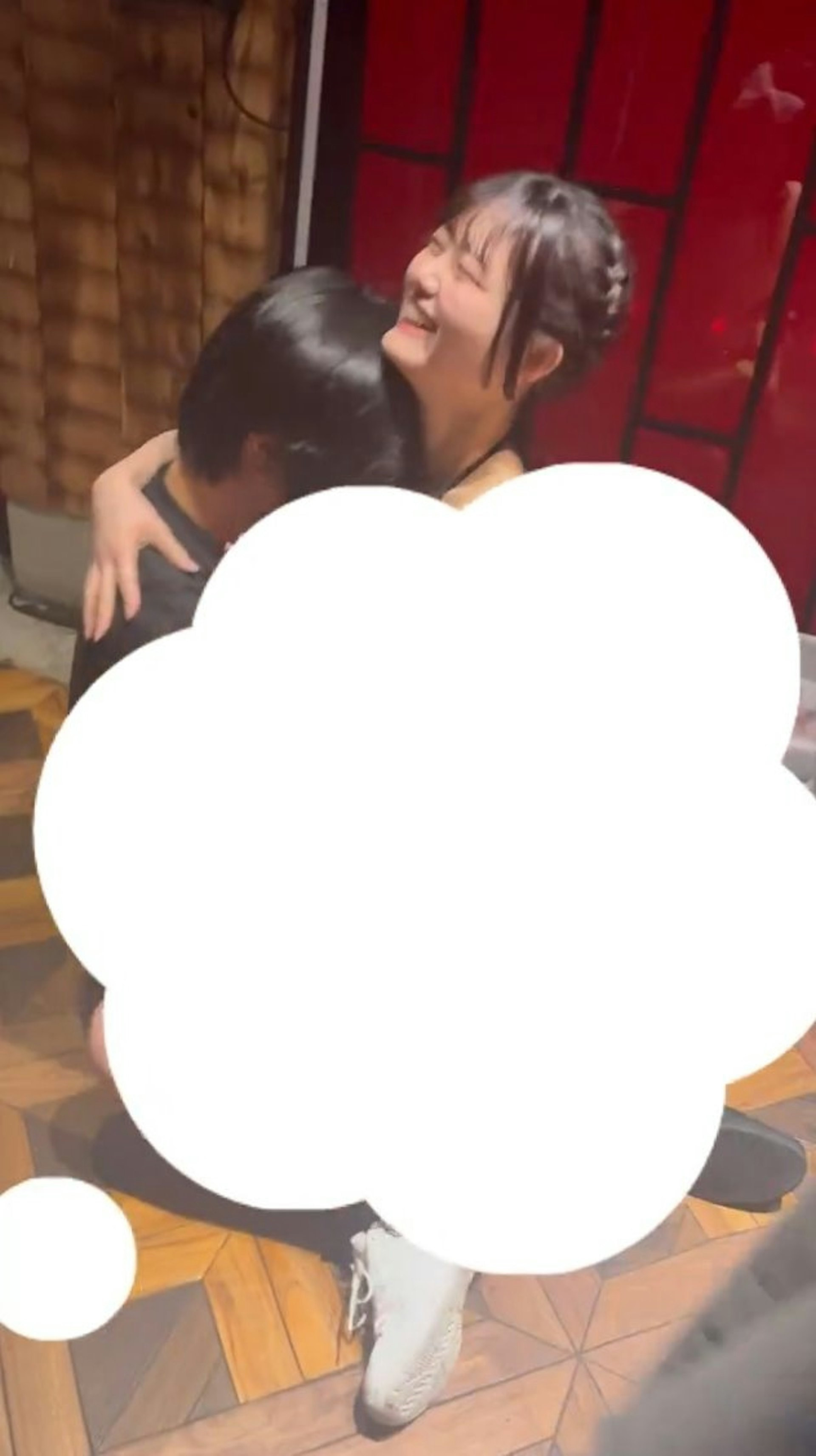 Thần tượng ngầm của Nhật Bản mặc trang phục nóng bỏng, làm tất cả để chiều lòng fan.