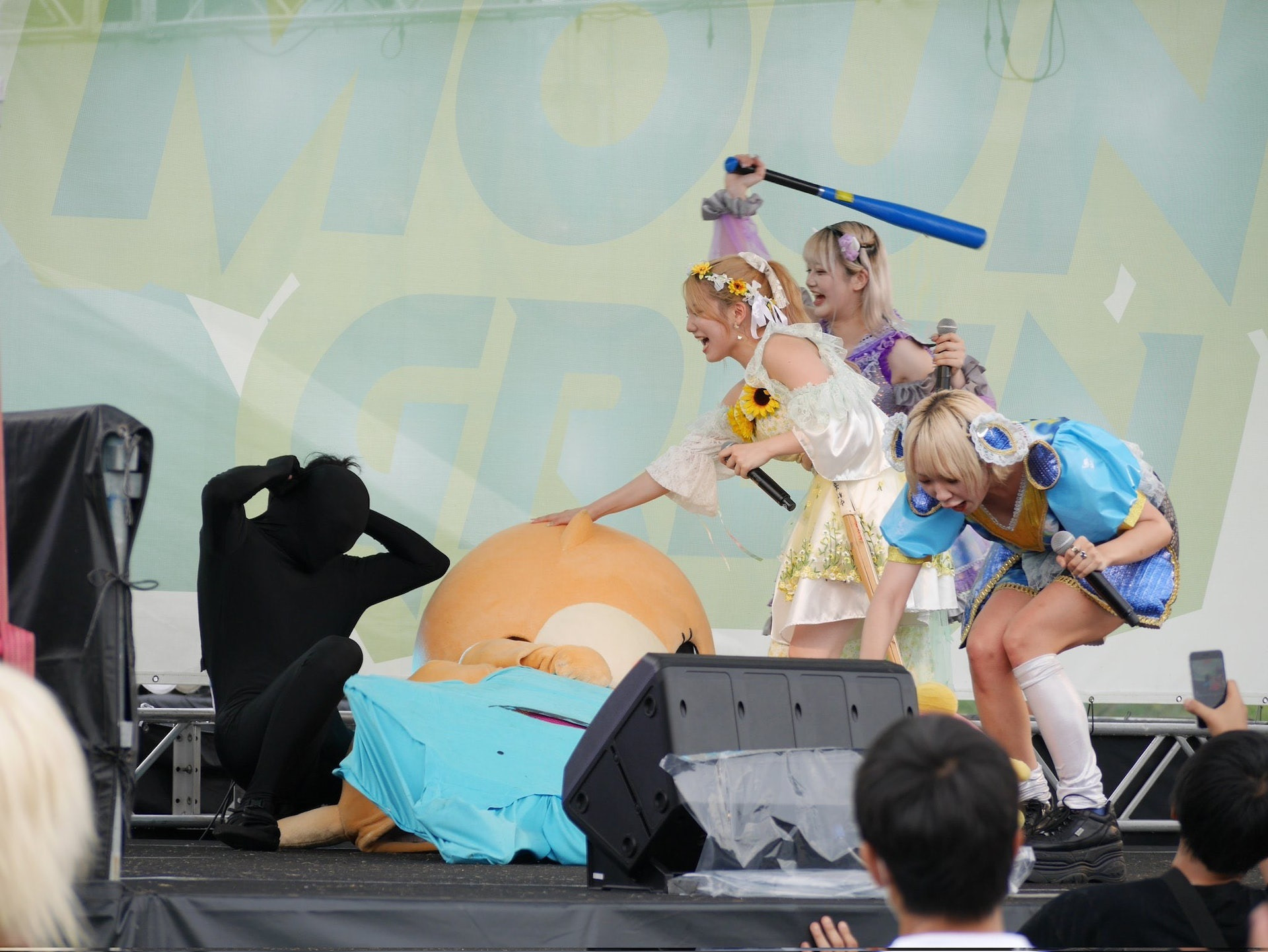 80% thần tượng tại Nhật Bản thuộc nhóm Chika idol, những người không thi đỗ vào các công ty giải trí lớn mà hoạt động nghệ thuật tại các sân khấu nhỏ.