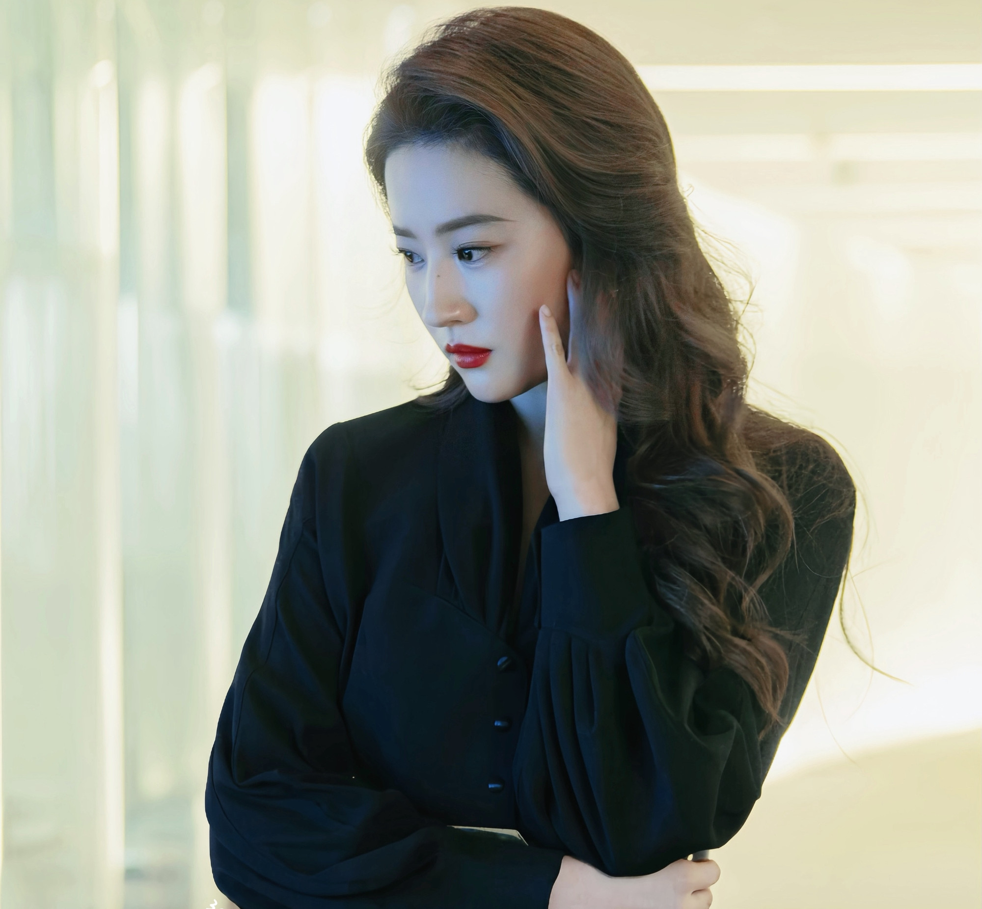 Từ thiếu nữ tự tin ở tuổi 20, nhân vật trở nên trầm lắng hơn khi đã kết hôn, có con. Từ thiếu nữ tự tin ở tuổi 20, nhân vật trở nên trầm lắng hơn khi đã kết hôn, có con.