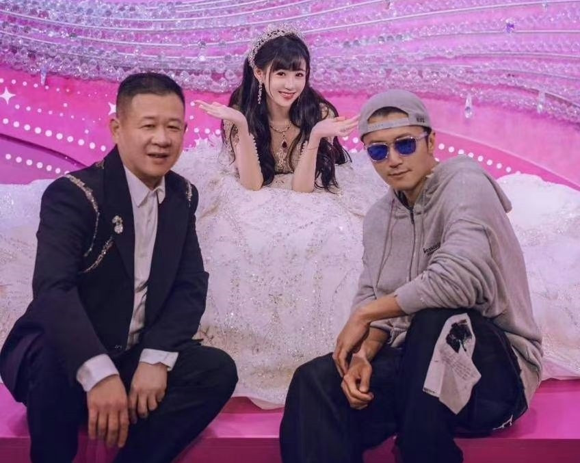 Tạ Đình Phong là cha nuôi của Đinh Gia Mẫn, con gái tỷ phú Xtep Đinh Thủy Ba.