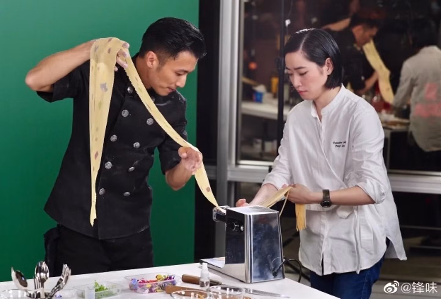 Theo Sohu, Tạ Đình Phong tự thành lập vương quốc ẩm thực của riêng mình với những thương hiệu ăn khách.