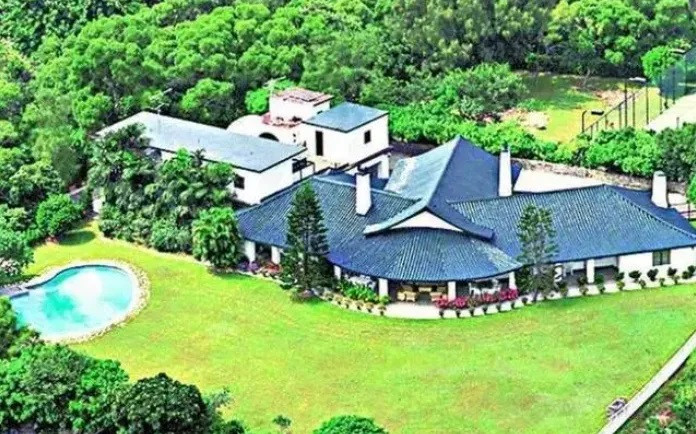 Biệt thự rộng lớn nhìn ra biển mà Lý Gia Hân và chồng con đang sống. Biệt thự rộng lớn nhìn ra biển mà Lý Gia Hân và chồng con đang sống.