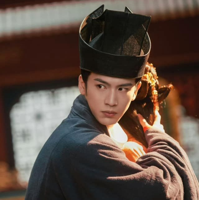 Biểu cảm của Trương Lăng Hách bị chê quá lố, khi thì nhìn khá đần, thiếu chính khí. Biểu cảm của Trương Lăng Hách bị chê quá lố, khi thì nhìn khá đần, thiếu chính khí.