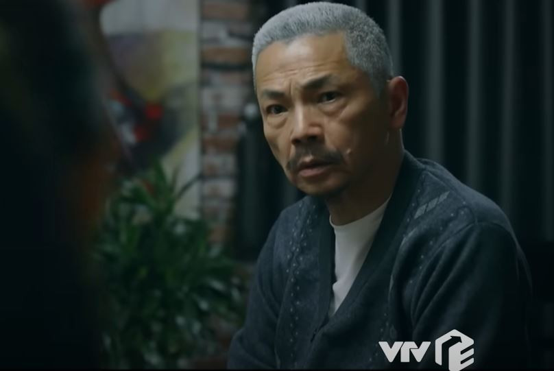 Ông Quảng lặng người trước những lời trách móc nặng nề, sự nghi ngờ mà con gái dành cho mình.