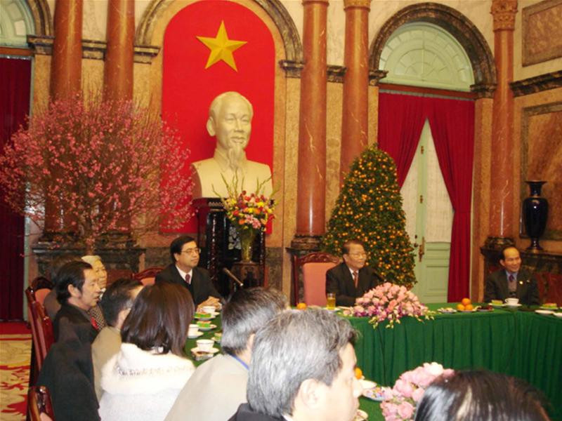 Phút chia tay Ai cũng muốn chụp ảnh chung với Chủ tịch nước