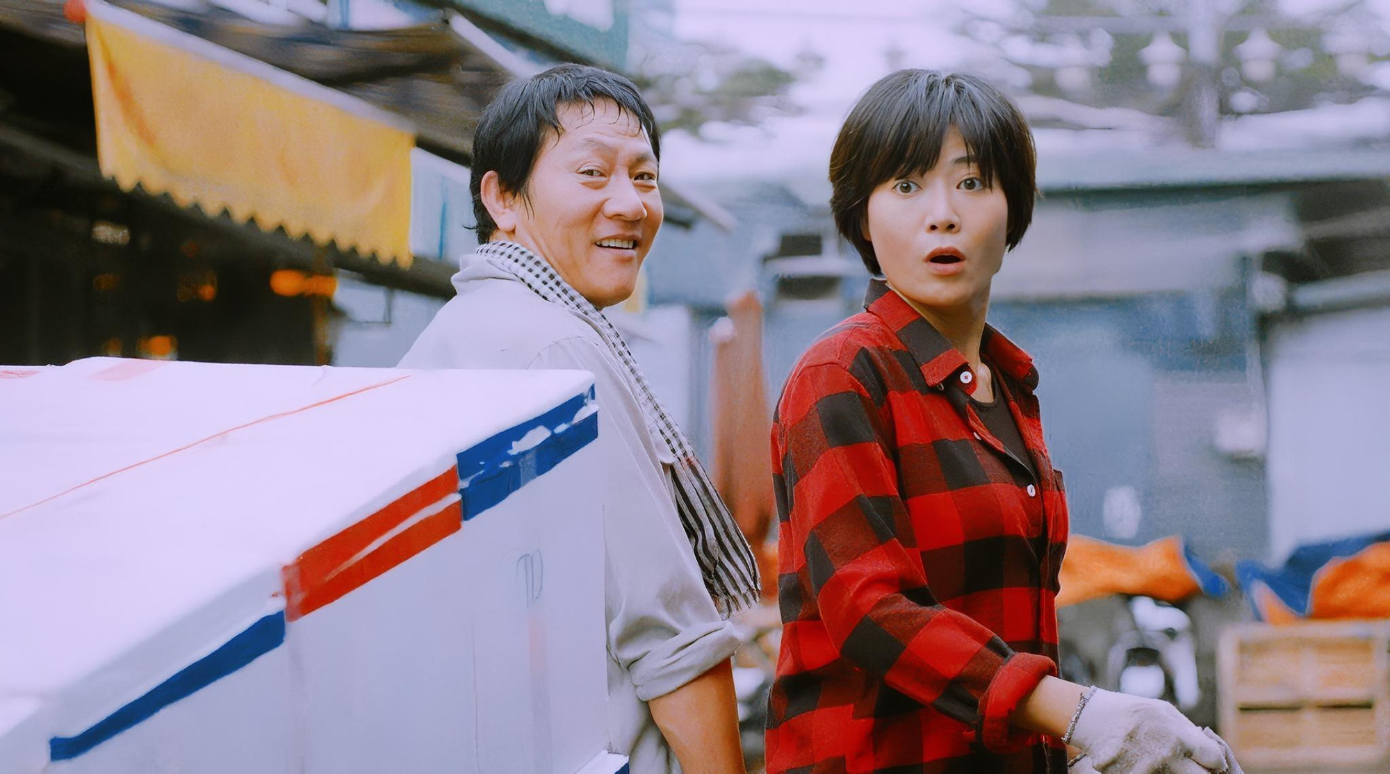 NSƯT Hoàng Hải dành lời khen ngợi cho sự nỗ lực trong diễn xuất của dàn diễn viên trẻ. NSƯT Hoàng Hải dành lời khen ngợi cho sự nỗ lực trong diễn xuất của dàn diễn viên trẻ.