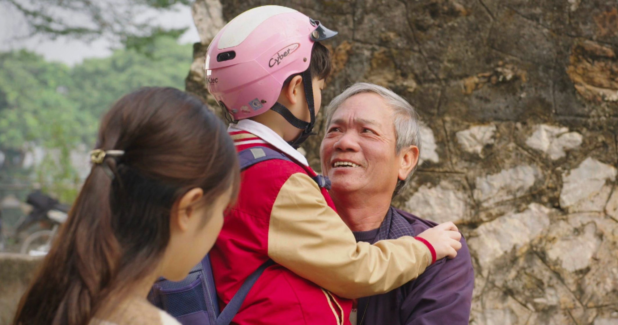 Ông Công có sự suy chuyển về tính khí, cách nhìn nhận sự việc ở những tập cuối phim. Ông Công có sự suy chuyển về tính khí, cách nhìn nhận sự việc ở những tập cuối phim.