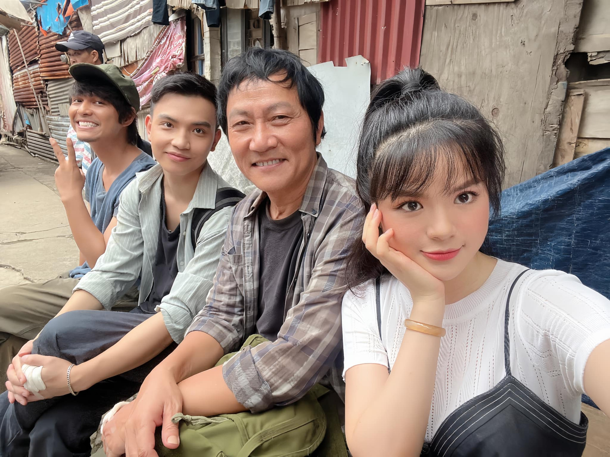 NSƯT Hoàng Hải dành lời khen ngợi cho sự nỗ lực trong diễn xuất của dàn diễn viên trẻ. NSƯT Hoàng Hải dành lời khen ngợi cho sự nỗ lực trong diễn xuất của dàn diễn viên trẻ.