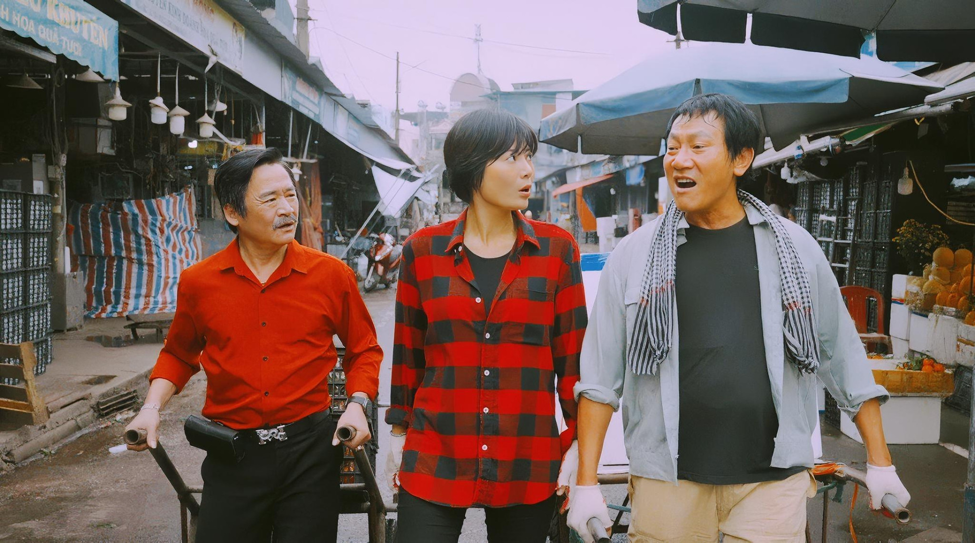 NSƯT Hoàng Hải dành lời khen ngợi cho sự nỗ lực trong diễn xuất của dàn diễn viên trẻ. NSƯT Hoàng Hải dành lời khen ngợi cho sự nỗ lực trong diễn xuất của dàn diễn viên trẻ.