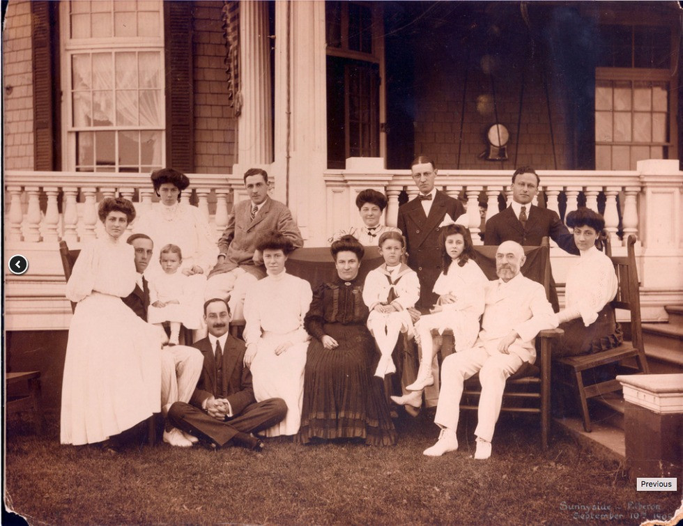 Vợ chồng Isidor - Ida Straus cùng gia đình ở Elberon, tháng 9 năm 1905. Ảnh: Courtesy straus historical society.