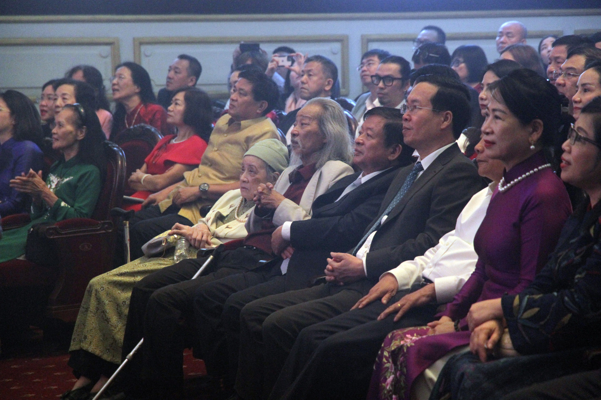 Chủ tịch nước Võ Văn Thưởng, Nguyên Chủ tịch nước Nguyễn Xuân Phúc cùng gia đình nhạc sĩ Văn Cao gồm bà quả phụ Nghiêm Thúy Băng và con trai trưởng Văn Thao ngồi hàng đầu thưởng thức chương trình Đàn chim Việt. Ảnh: N.M.HÀ Chủ tịch nước Võ Văn Thưởng, Nguyên Chủ tịch nước Nguyễn Xuân Phúc cùng gia đình nhạc sĩ Văn Cao gồm bà quả phụ Nghiêm Thúy Băng và con trai trưởng Văn Thao ngồi hàng đầu thưởng thức chương trình Đàn chim Việt. Ảnh: N.M.HÀ