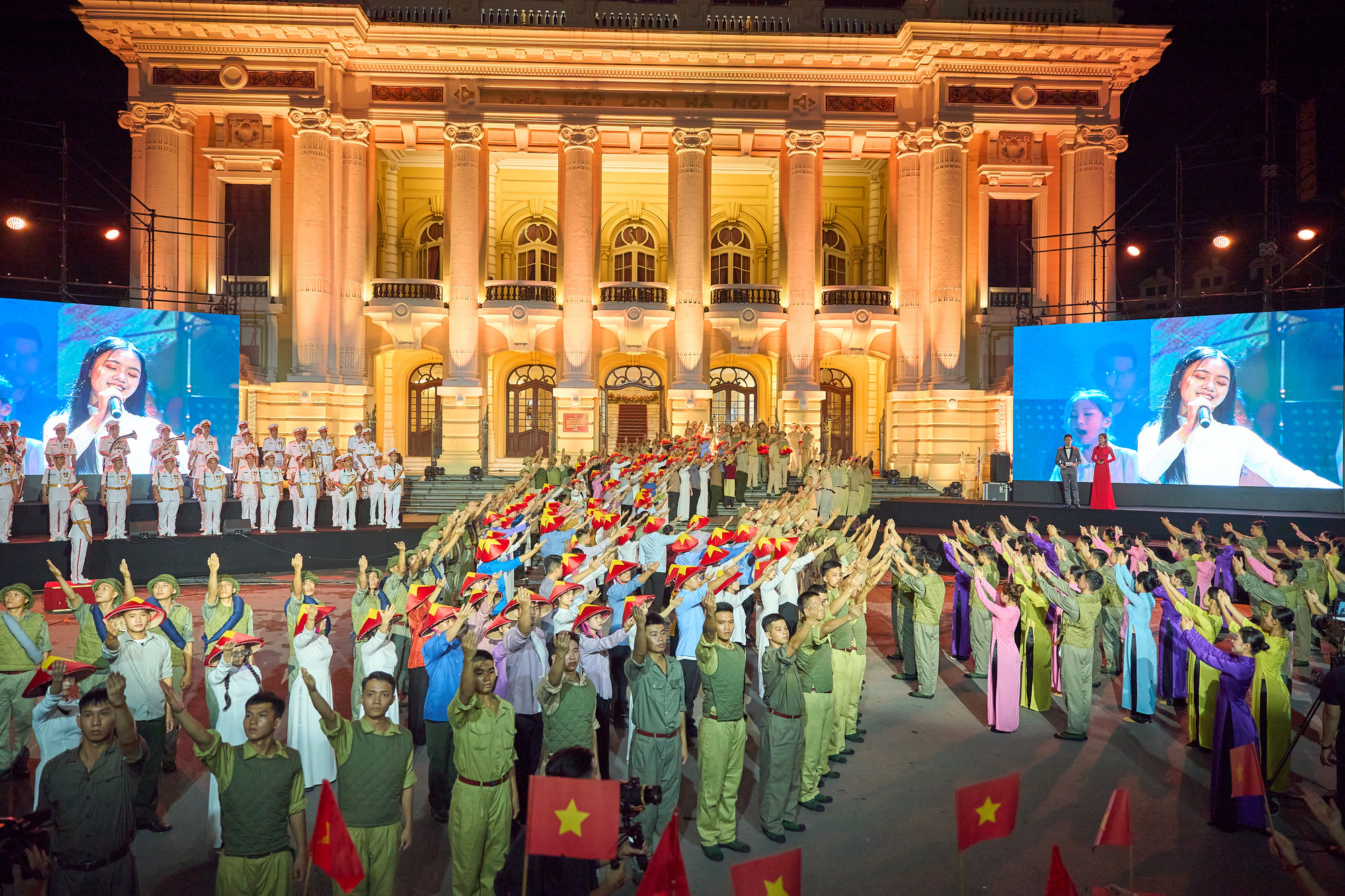 Toàn bộ Nhà hát Lớn từ ngoài vào trong được biến thành sân khấu của đêm nhạc Đàn chim Việt. Ảnh: BTC