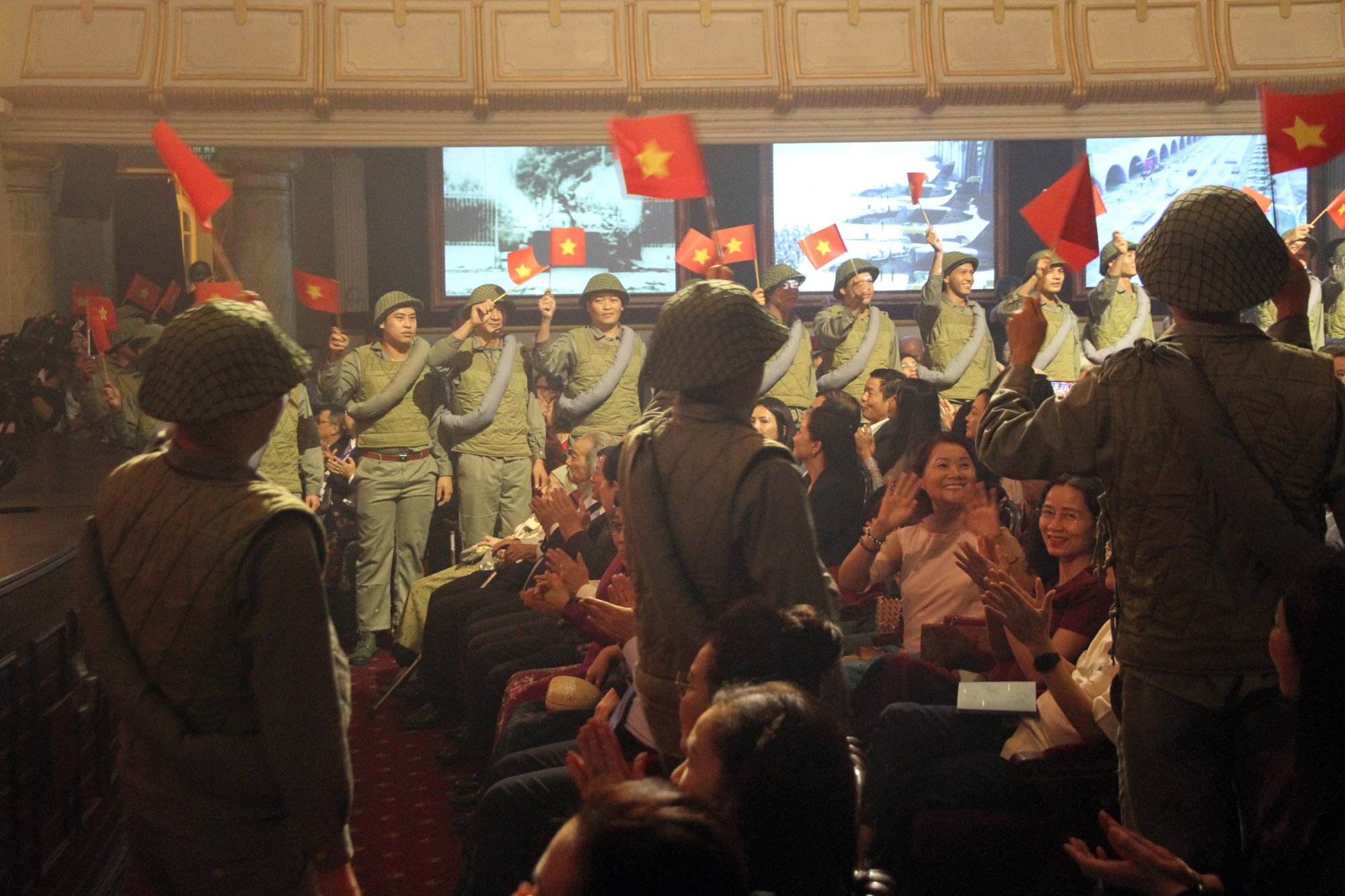 Khán giả hồ hởi hưởng ứng màn tái hiện Tiến về thủ đô. Ảnh: N.M.Hà Khán giả hồ hởi hưởng ứng màn tái hiện Tiến về thủ đô. Ảnh: N.M.Hà