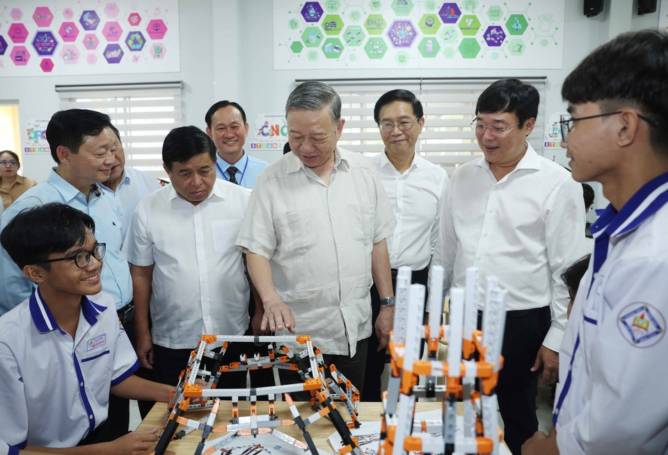 Tổng Bí thư Tô Lâm thăm phòng thực hành giáo dục STEM tại Trường THPT Tràm Chim vào tháng 12/2024. (Ảnh: Thống Nhất/TTXVN) Tổng Bí thư Tô Lâm thăm phòng thực hành giáo dục STEM tại Trường THPT Tràm Chim vào tháng 12/2024. (Ảnh: Thống Nhất/TTXVN)