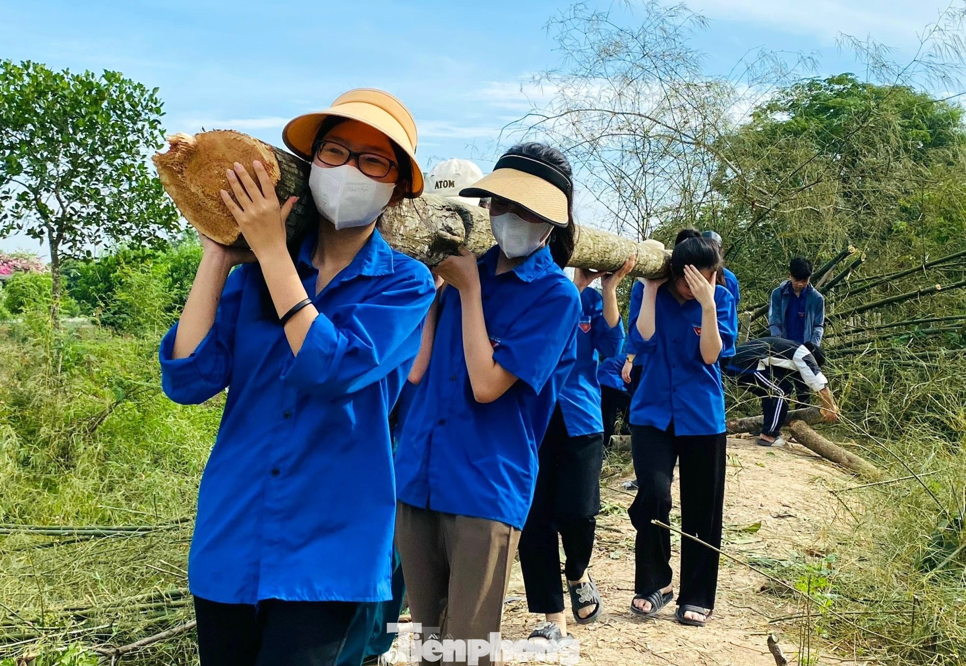 Đội hình xung kích tình nguyện của đoàn viên thanh niên góp sức vào dự án đường dây 500kV mạch 3 qua địa bàn tỉnh Nghệ An. Ảnh: Ngọc Tú Đội hình xung kích tình nguyện của đoàn viên thanh niên góp sức vào dự án đường dây 500kV mạch 3 qua địa bàn tỉnh Nghệ An. Ảnh: Ngọc Tú