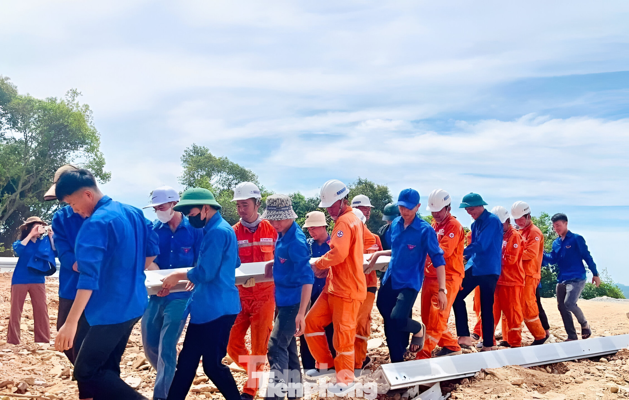 Đội hình xung kích tình nguyện của đoàn viên thanh niên góp sức vào dự án đường dây 500kV mạch 3 qua địa bàn tỉnh Nghệ An. Ảnh: Ngọc Tú Đội hình xung kích tình nguyện của đoàn viên thanh niên góp sức vào dự án đường dây 500kV mạch 3 qua địa bàn tỉnh Nghệ An. Ảnh: Ngọc Tú