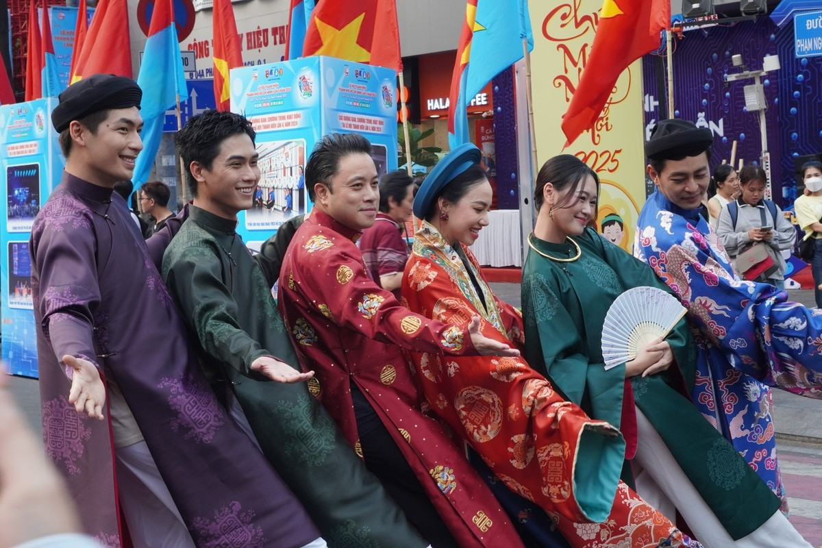 Đồng diễn Việt phục diễn ra đêm 22/3 tại TPHCM Đồng diễn Việt phục diễn ra đêm 22/3 tại TPHCM