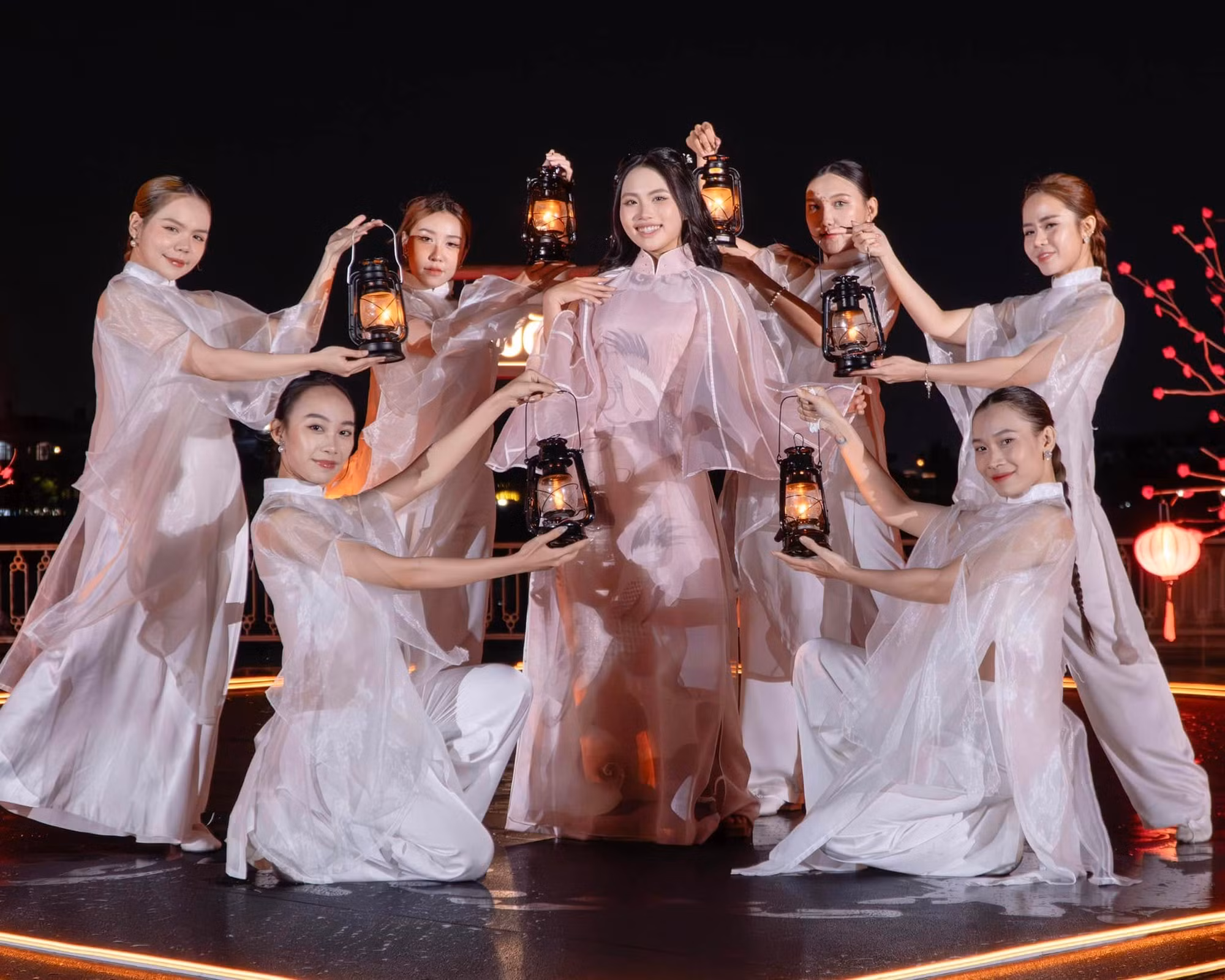 Phương Mỹ Chi chuyển hóa tình yêu văn hóa Việt Nam vào các tác phẩm âm nhạc, được đông đảo công chúng đón nhận.
