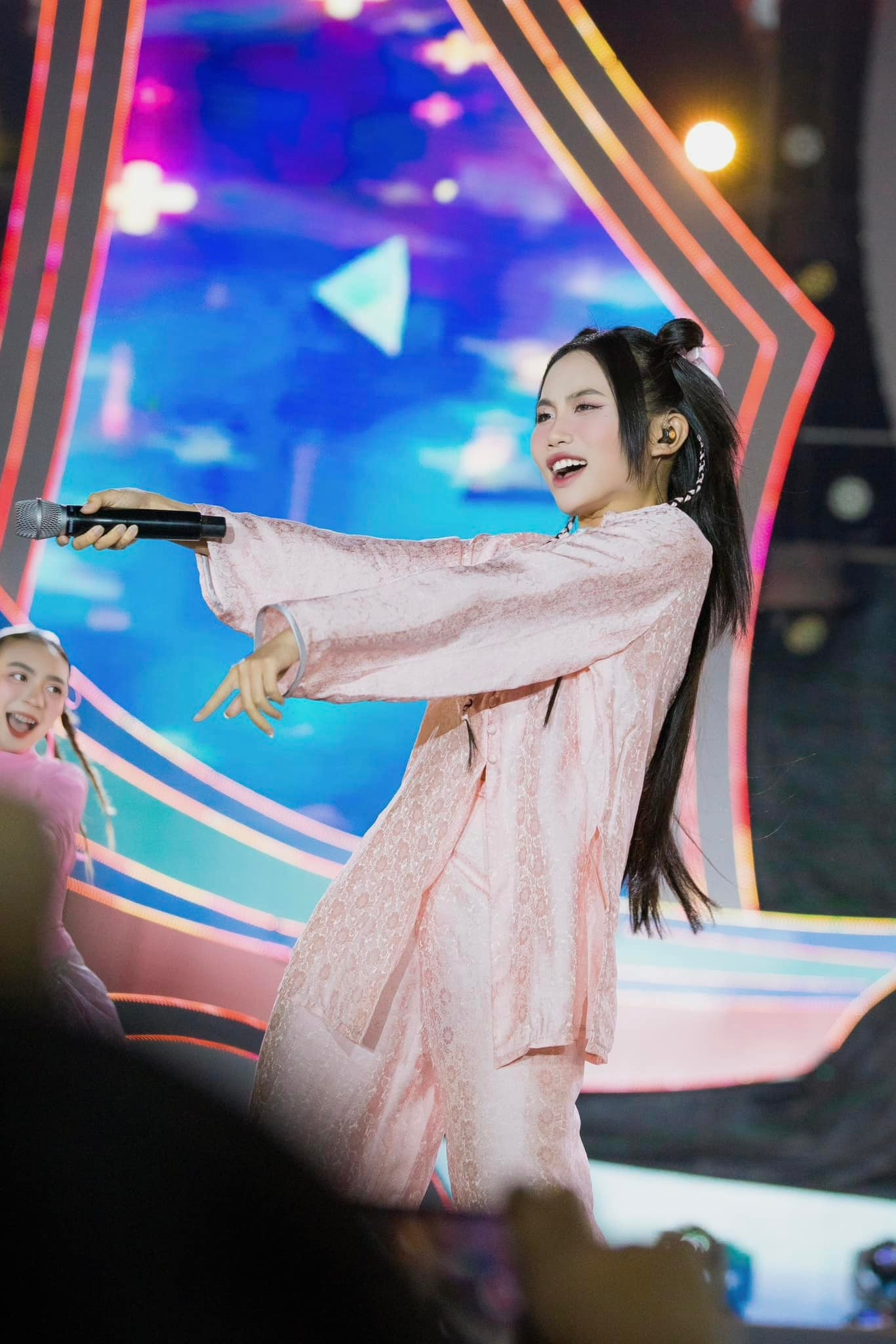 Phương Mỹ Chi chuyển hóa tình yêu văn hóa Việt Nam vào các tác phẩm âm nhạc, được đông đảo công chúng đón nhận. Phương Mỹ Chi chuyển hóa tình yêu văn hóa Việt Nam vào các tác phẩm âm nhạc, được đông đảo công chúng đón nhận.