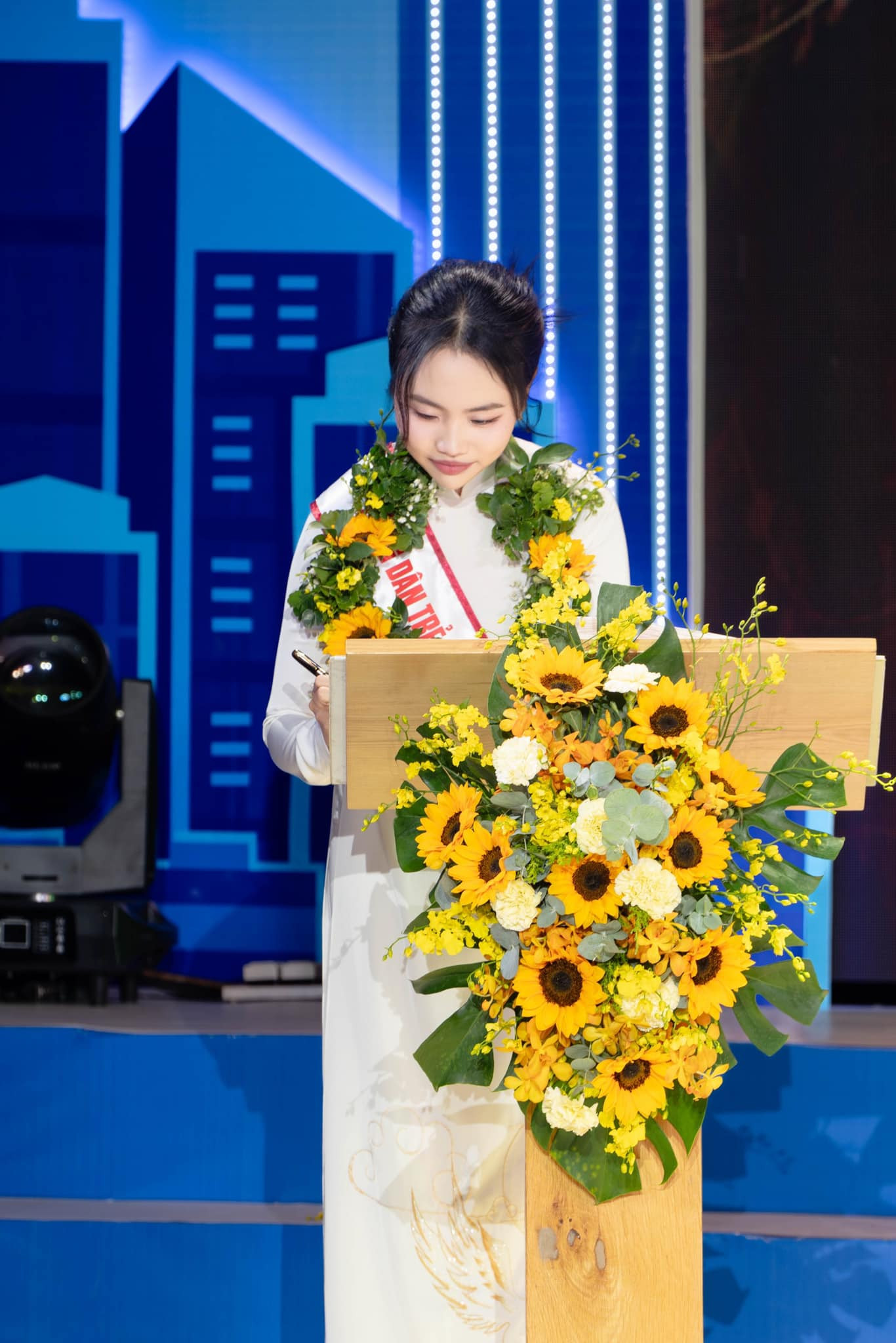 Phương Mỹ Chi nhận danh hiệu Công dân trẻ tiêu biểu TPHCM năm 2024. Ảnh: FBNV Phương Mỹ Chi nhận danh hiệu Công dân trẻ tiêu biểu TPHCM năm 2024. Ảnh: FBNV