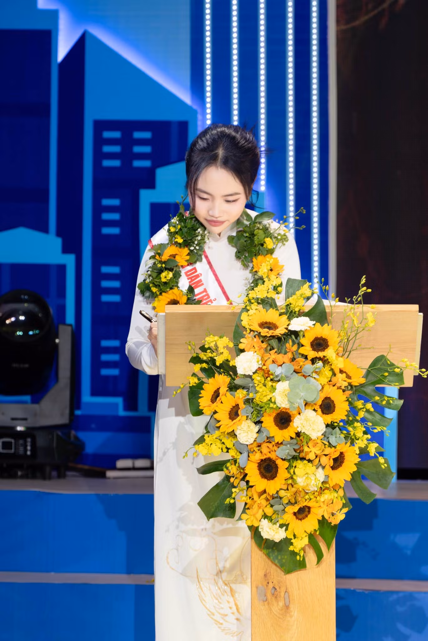 Phương Mỹ Chi nhận danh hiệu Công dân trẻ tiêu biểu TPHCM năm 2024. Ảnh: FBNV