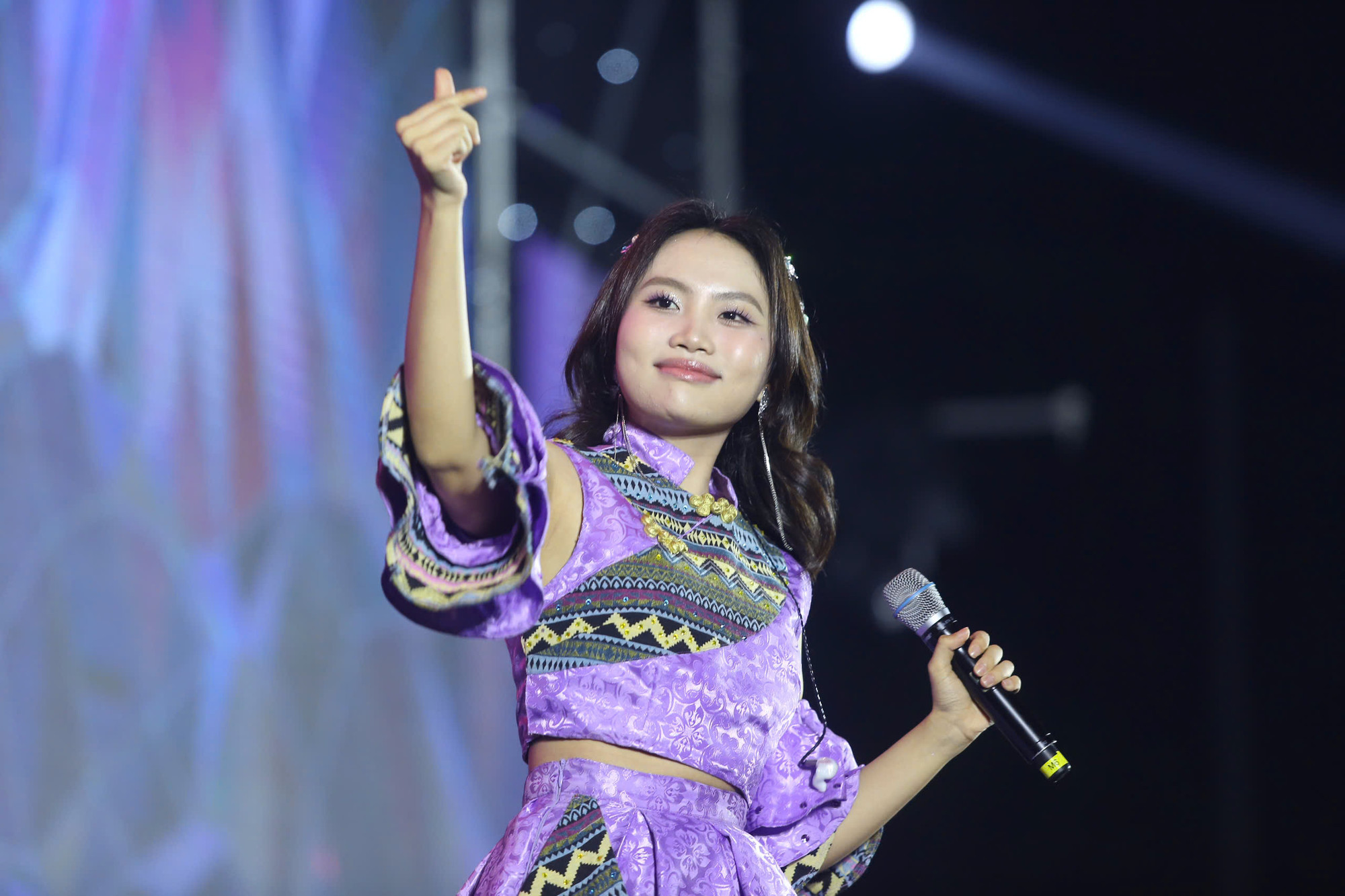 Phương Mỹ Chi hát và giao lưu với khán giả tại Ngày thẻ Việt Nam 2024. Ảnh: Tiền Phong Phương Mỹ Chi hát và giao lưu với khán giả tại Ngày thẻ Việt Nam 2024. Ảnh: Tiền Phong