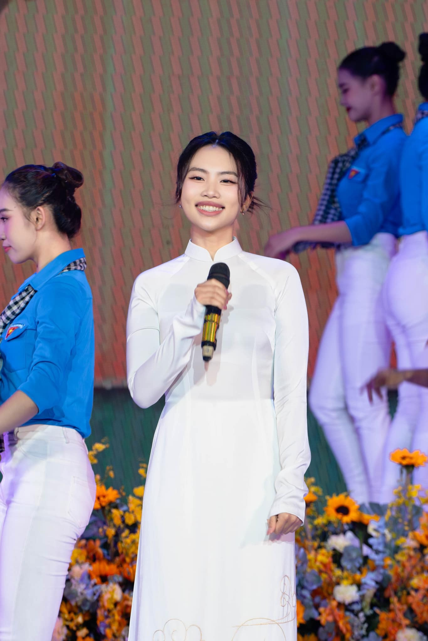 Phương Mỹ Chi nhận danh hiệu Công dân trẻ tiêu biểu TPHCM năm 2024. Ảnh: FBNV Phương Mỹ Chi nhận danh hiệu Công dân trẻ tiêu biểu TPHCM năm 2024. Ảnh: FBNV