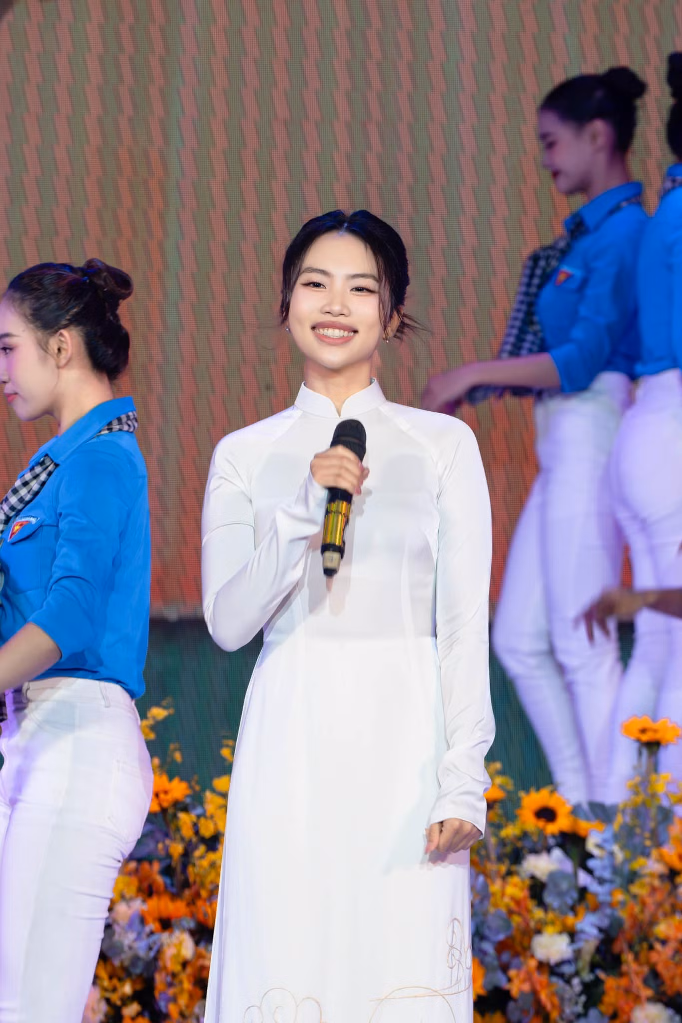 Phương Mỹ Chi nhận danh hiệu Công dân trẻ tiêu biểu TPHCM năm 2024. Ảnh: FBNV