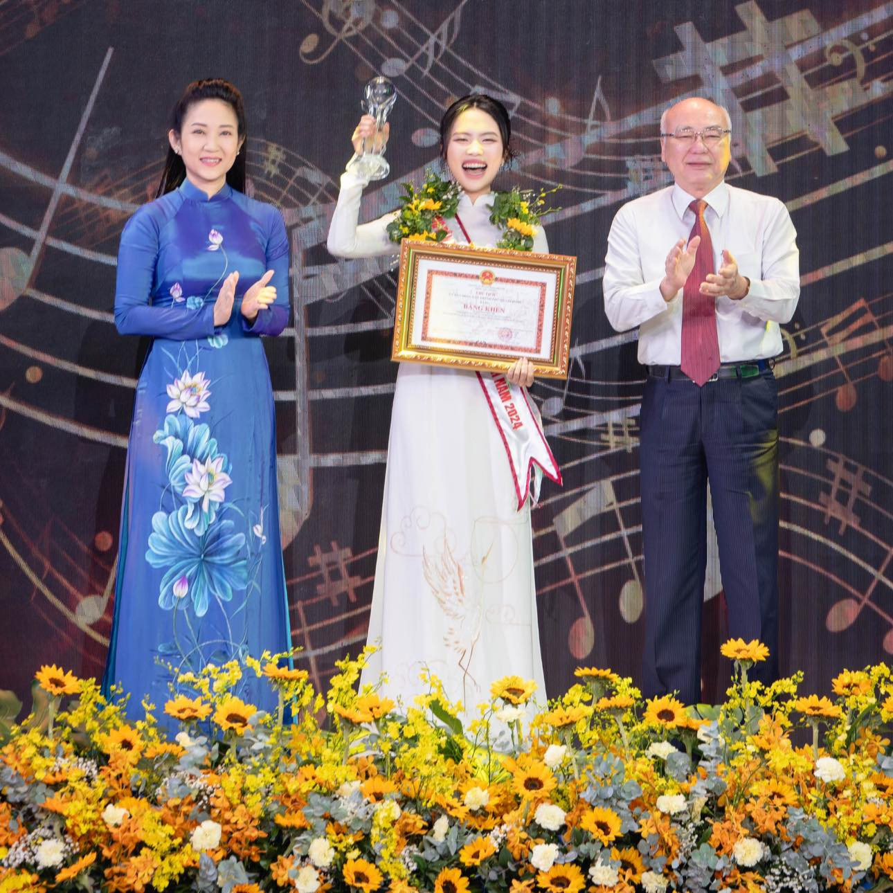 Phương Mỹ Chi nhận danh hiệu Công dân trẻ tiêu biểu TPHCM năm 2024. Ảnh: FBNV Phương Mỹ Chi nhận danh hiệu Công dân trẻ tiêu biểu TPHCM năm 2024. Ảnh: FBNV