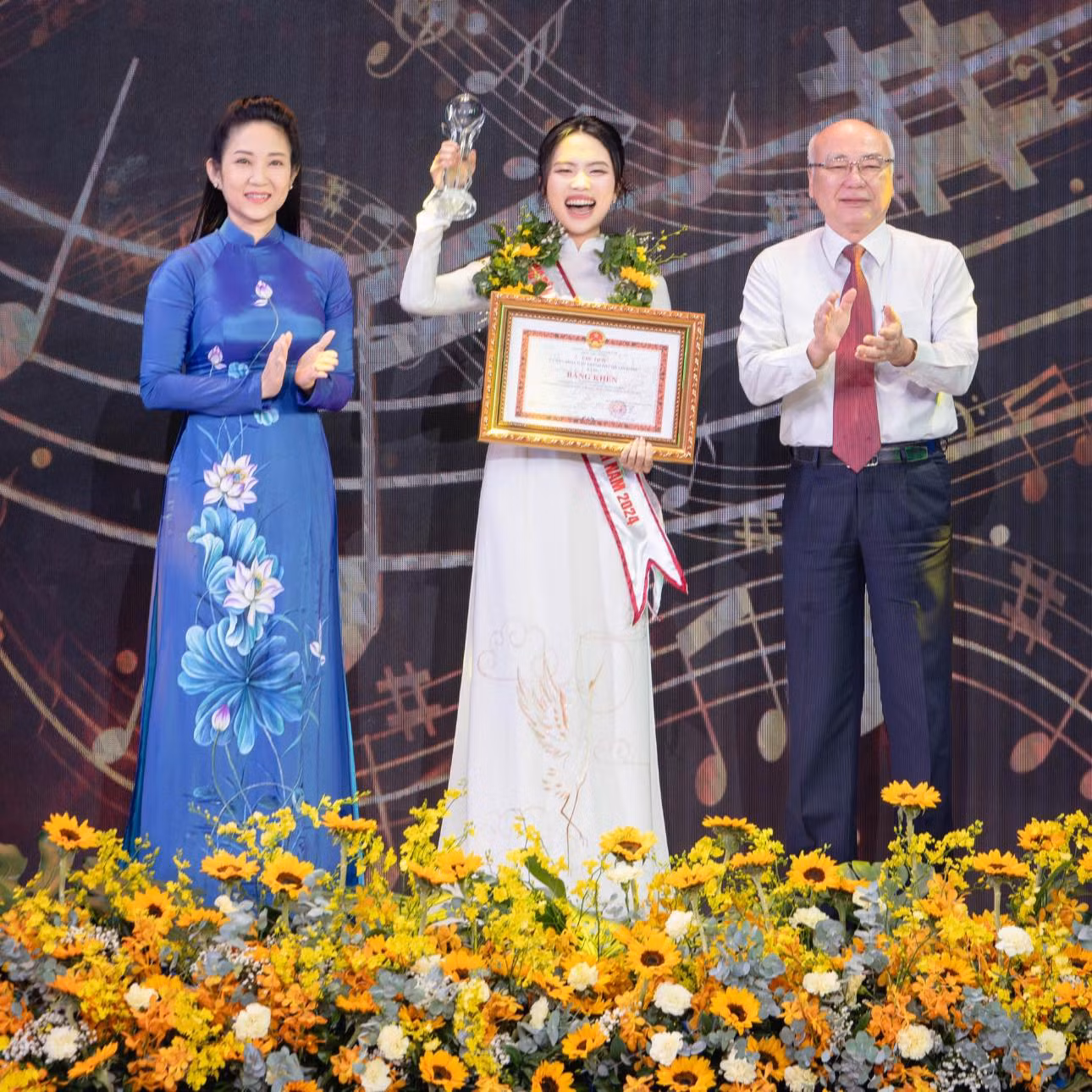 Phương Mỹ Chi nhận danh hiệu Công dân trẻ tiêu biểu TPHCM năm 2024. Ảnh: FBNV
