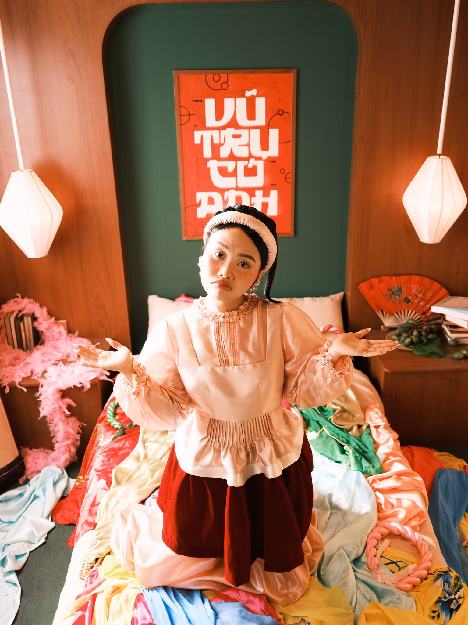 Phương Mỹ Chi chuyển hóa tình yêu văn hóa Việt Nam vào các tác phẩm âm nhạc, được đông đảo công chúng đón nhận.