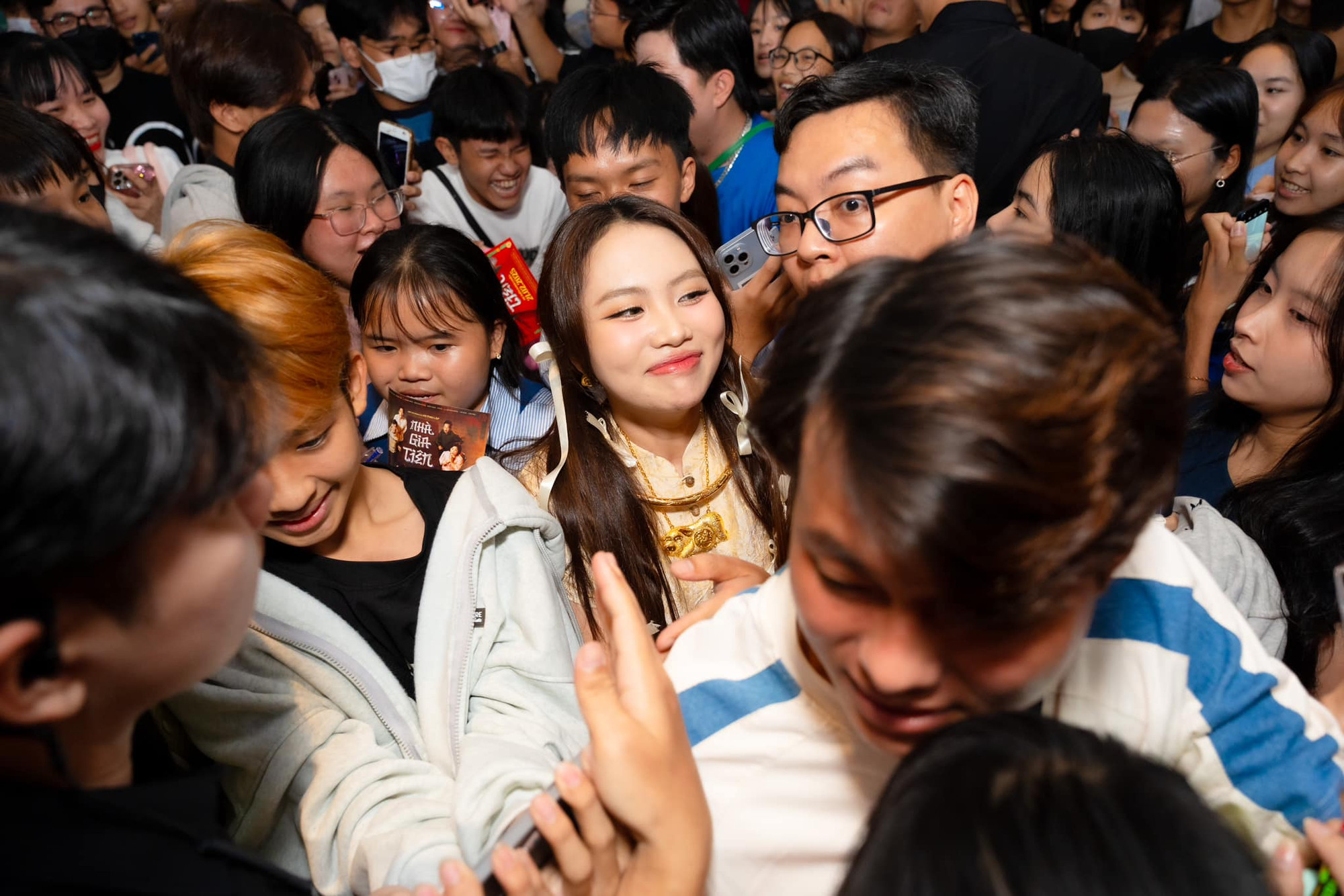 Phương Mỹ Chi gây bất ngờ với vai nữ chính trong phim điện ảnh đầu tiên tham gia - Nhà gia tiên. Phương Mỹ Chi gây bất ngờ với vai nữ chính trong phim điện ảnh đầu tiên tham gia - Nhà gia tiên.