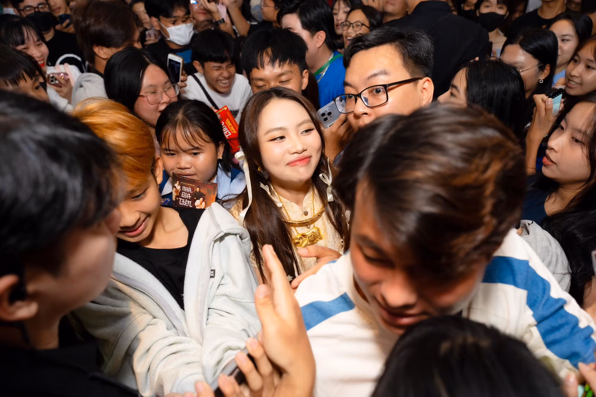 Phương Mỹ Chi gây bất ngờ với vai nữ chính trong phim điện ảnh đầu tiên tham gia - Nhà gia tiên.