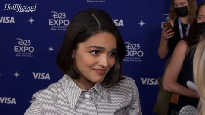 Rachel Zegler trả lời phỏng vấn tại sự kiện D23, ngày 9/9/2022. Ảnh:The Hollywood Reporter Rachel Zegler trả lời phỏng vấn tại sự kiện D23, ngày 9/9/2022. Ảnh:The Hollywood Reporter