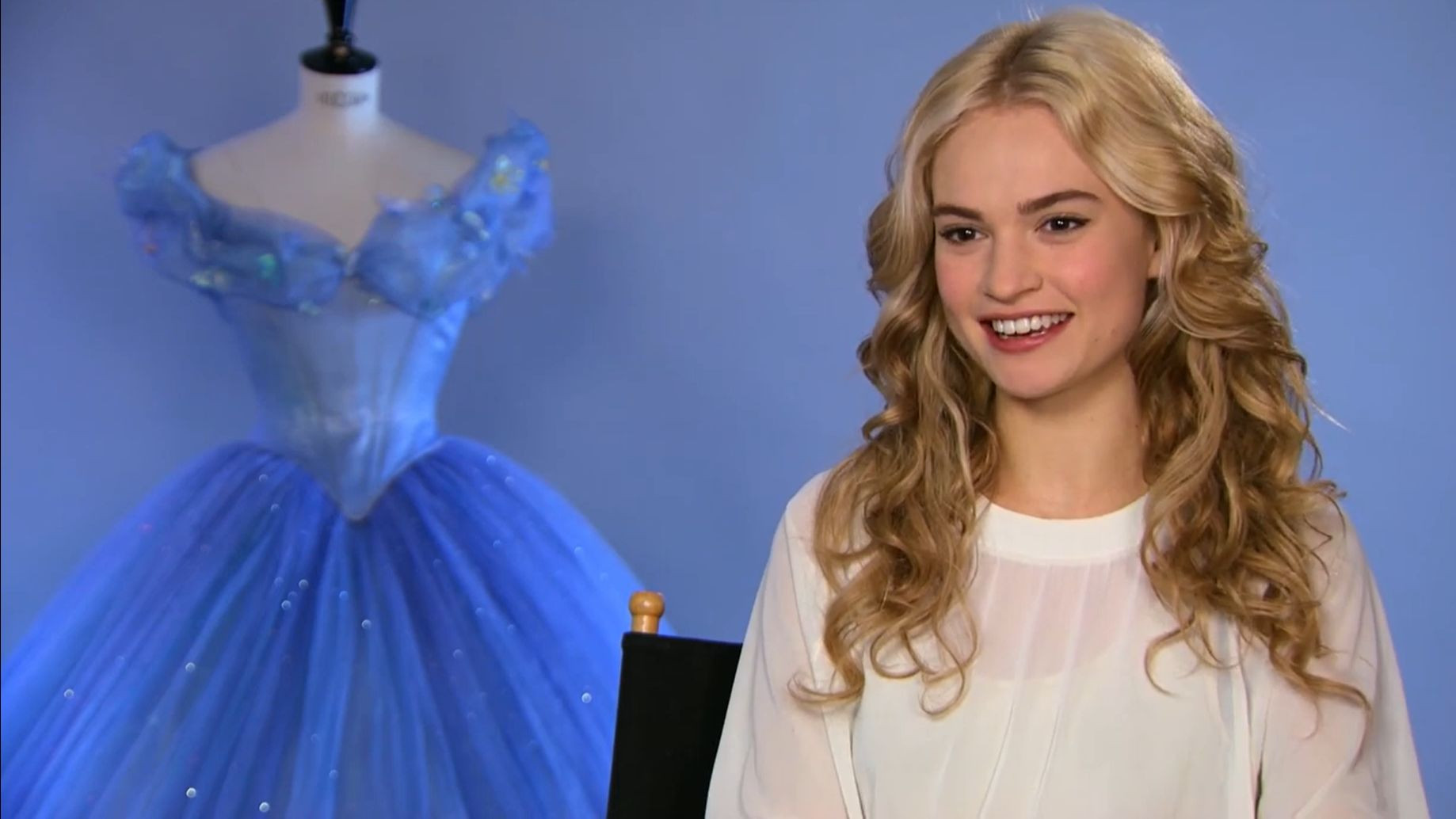 Lily James điềm đạm trong buổi phỏng vấn sau hậu trường (phải). Ảnh: Walt Disney Studios Lily James điềm đạm trong buổi phỏng vấn sau hậu trường (phải). Ảnh: Walt Disney Studios