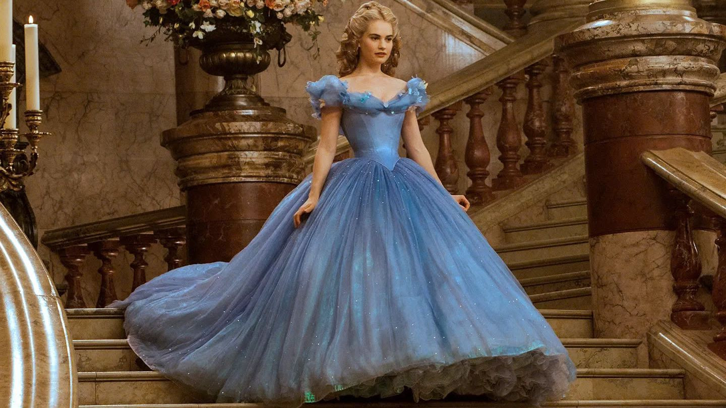 Lily James điềm đạm trong buổi phỏng vấn sau hậu trường (phải). Ảnh: Walt Disney Studios Lily James điềm đạm trong buổi phỏng vấn sau hậu trường (phải). Ảnh: Walt Disney Studios