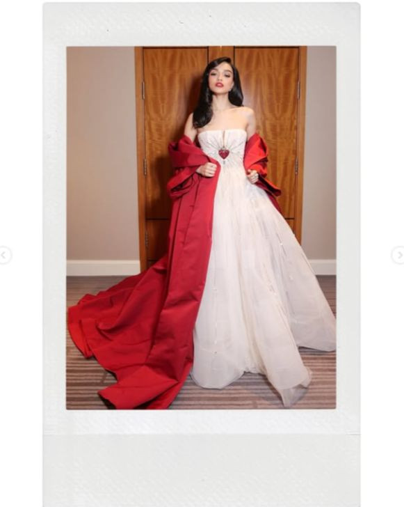 Phụ kiện đi kèm không kém phần tinh xảo, góp phần tôn thêm nét rực rỡ của tổng thể trang phục. Ảnh: @sarahslutsky