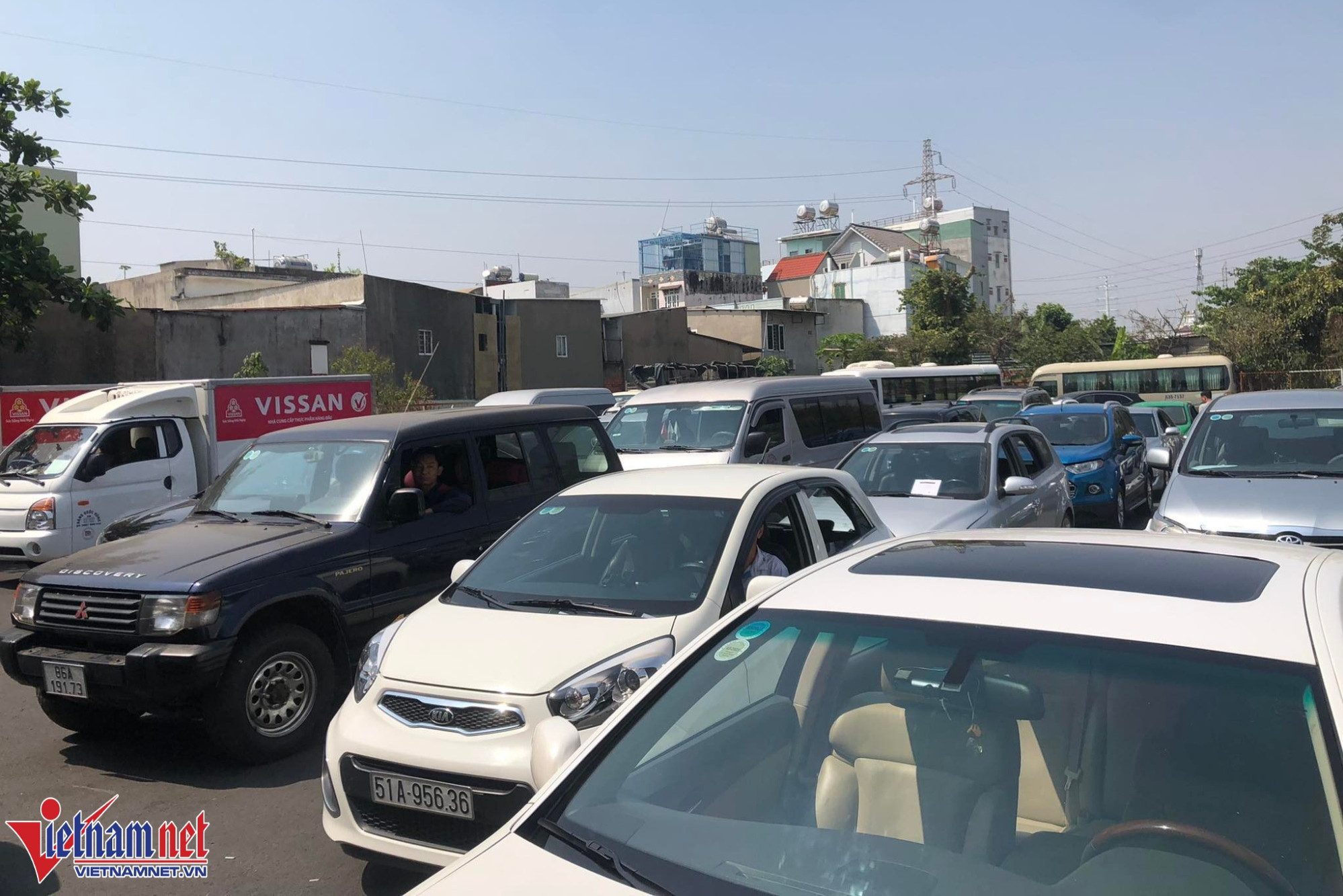 Ô tô ùn ứ đi kiểm định tại trung tâm đăng kiểm 50-03S.