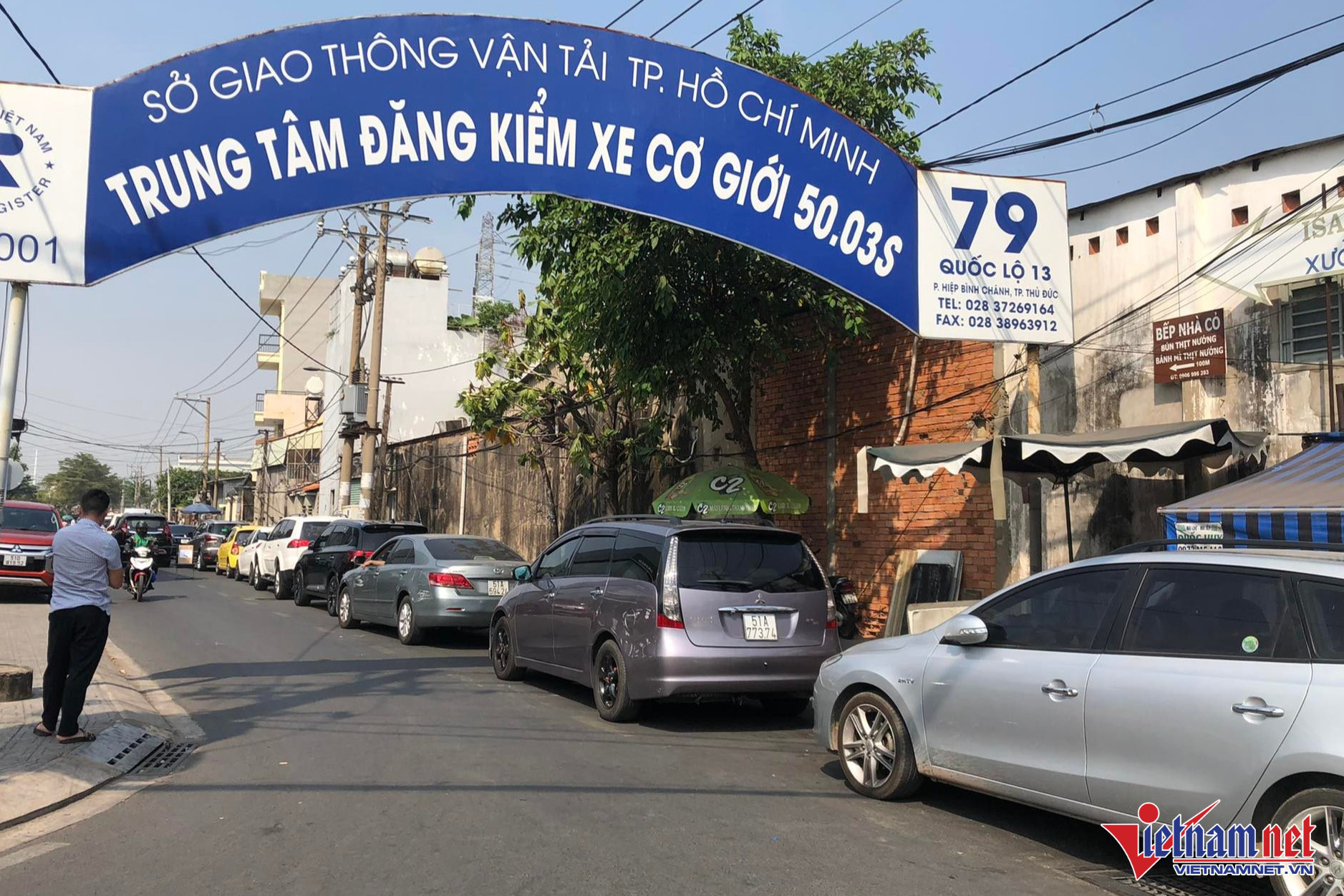 Ô tô ùn ứ đi kiểm định tại trung tâm đăng kiểm 50-03S.