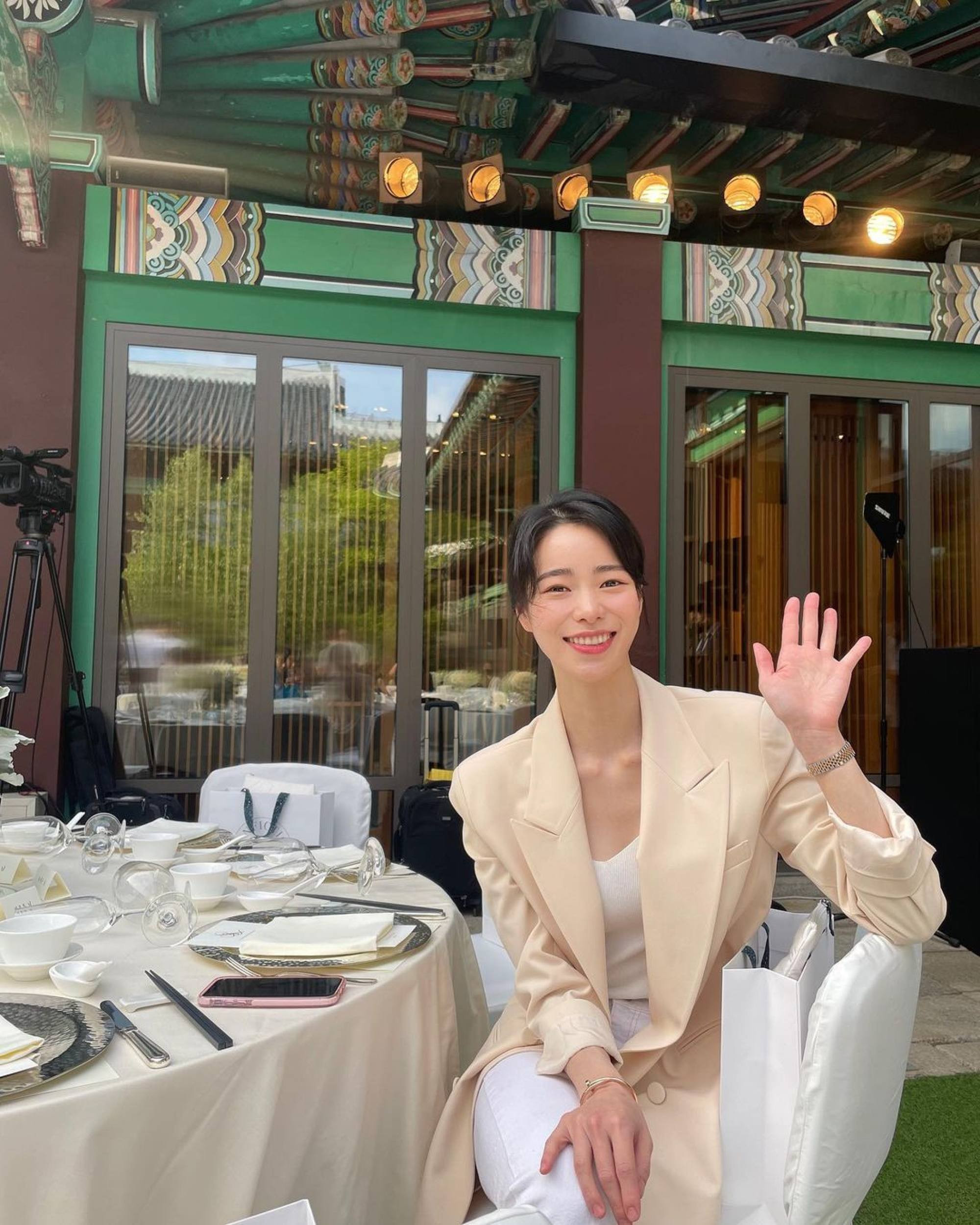 Ji Yeon ngoài đời có gu thời trang hiện đại.