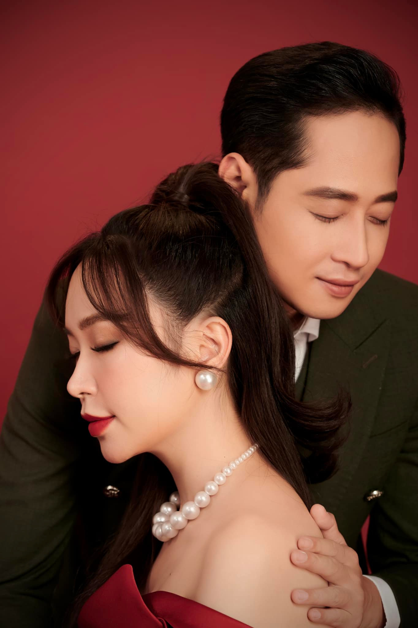 Mạnh Hưng và Kim Oanh đóng cặp trong Dưới bóng cây hạnh phúc. Ảnh: NVCC.