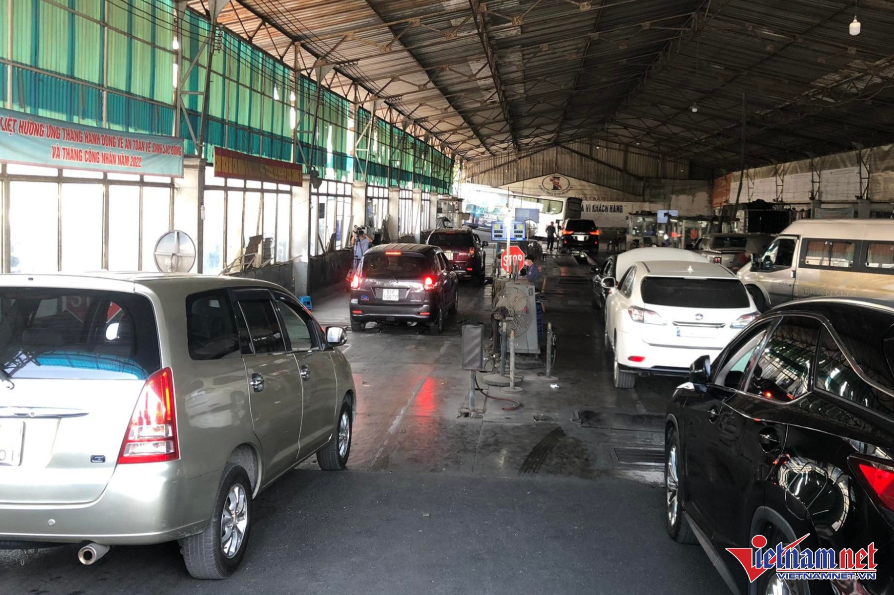 Ô tô ùn ứ đi kiểm định tại trung tâm đăng kiểm 50-03S.