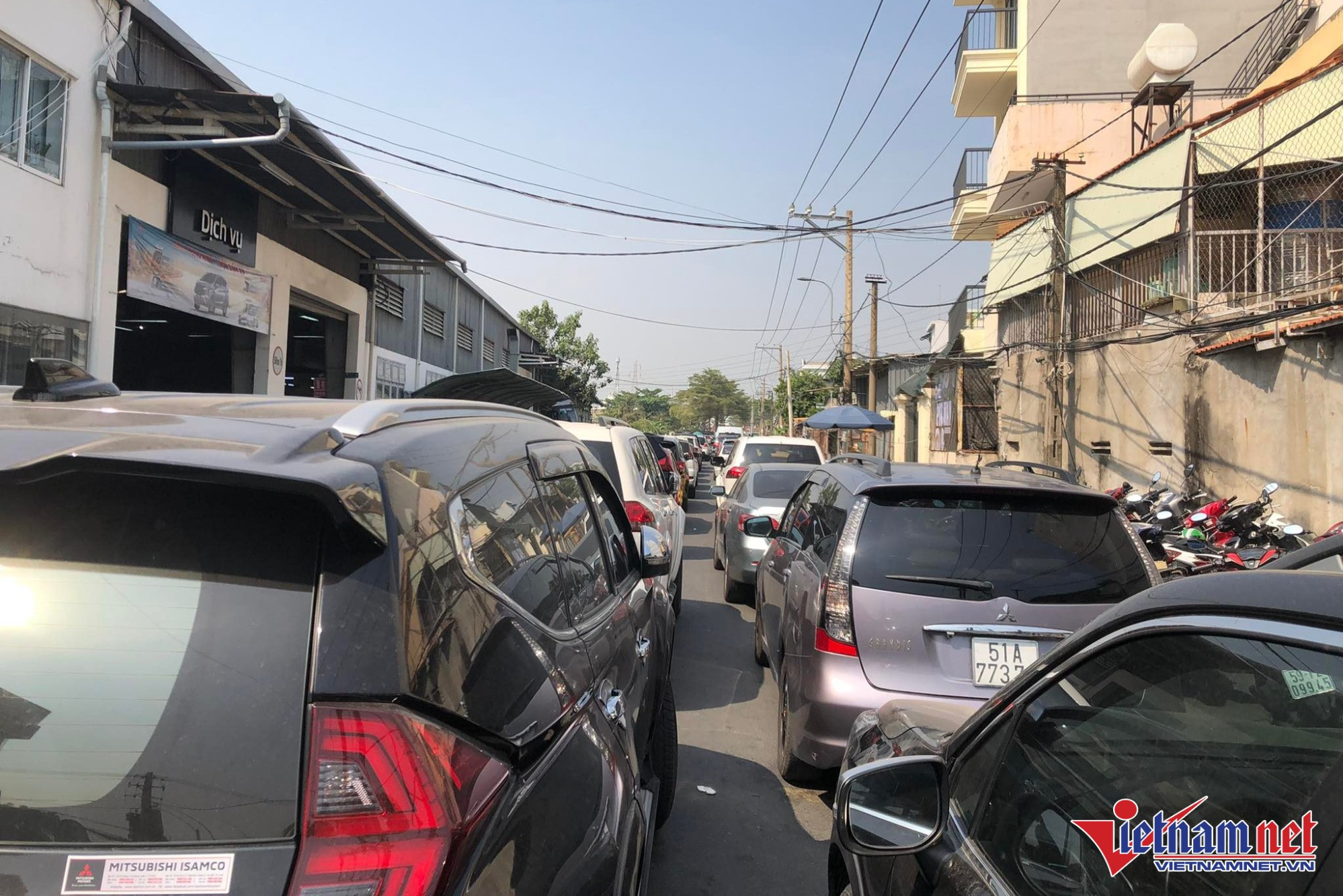 Ô tô ùn ứ đi kiểm định tại trung tâm đăng kiểm 50-03S.