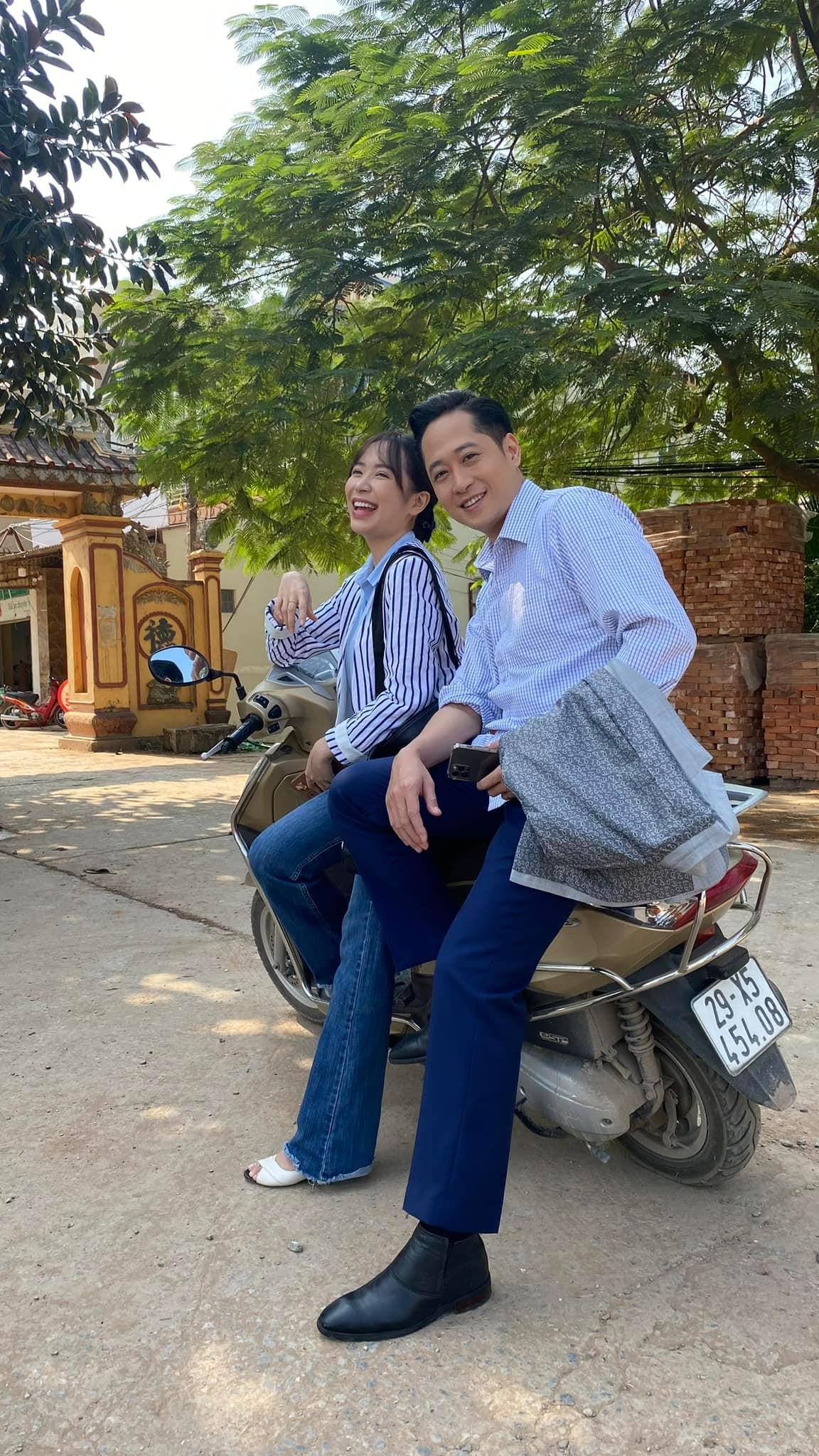 Mạnh Hưng và Kim Oanh đóng cặp trong Dưới bóng cây hạnh phúc. Ảnh: NVCC.