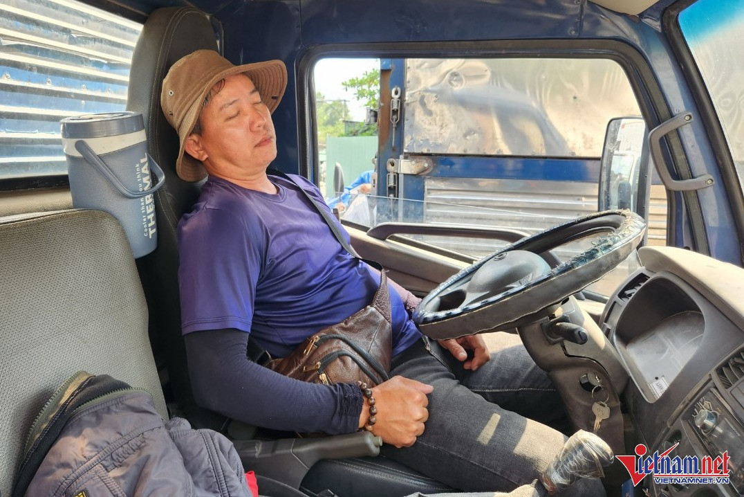 Tài xế Bùi Văn Chức ngủ gục trên xe vì chờ từ sáng đến chiều vẫn chưa đến lượt kiểm định ô tô.