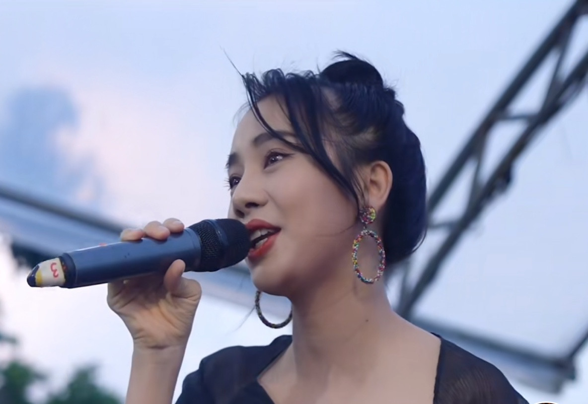 Phạm Lịch khi hát live Là anh tại Đà Lạt.