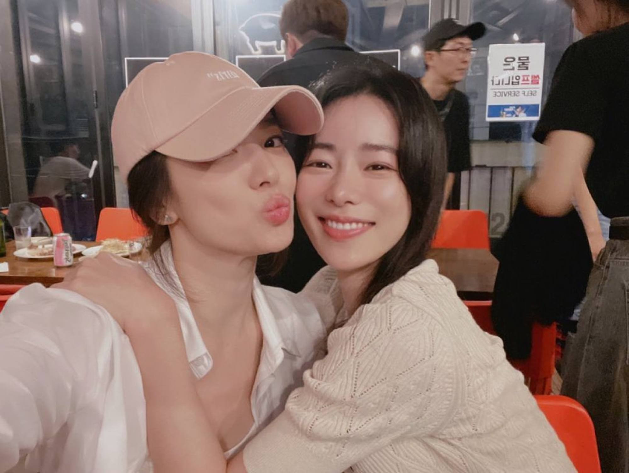 Ji Yeon và Song Hye Kyo chơi thân ở ngoài đời.