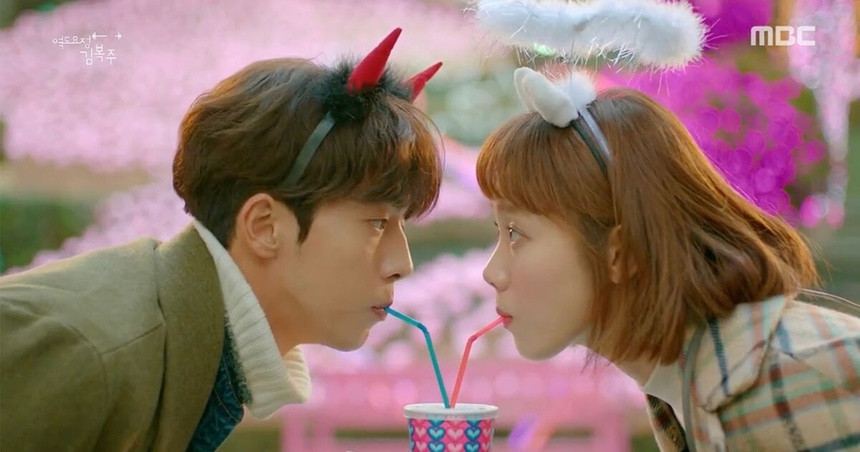 Các công ty giải trí đã nới lỏng quy định về chuyện tình cảm của nghệ sĩ.