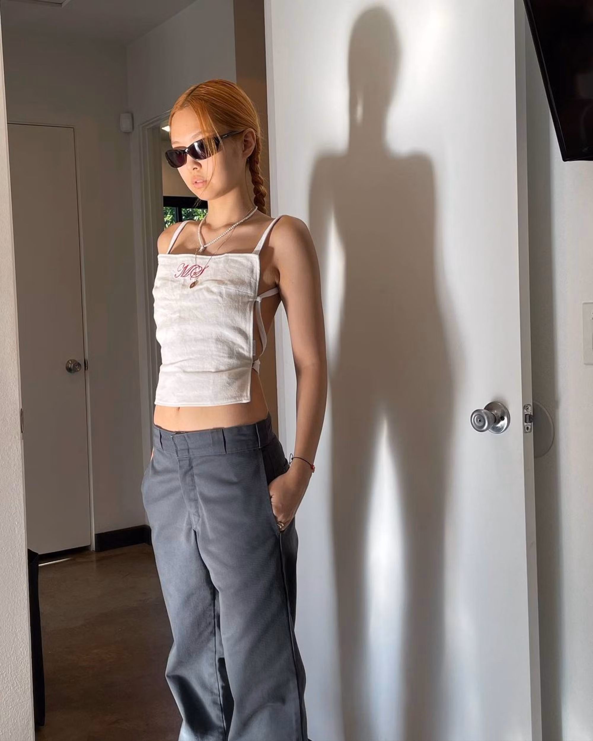 Jennie giỏi biến hóa trang phục theo phong cách của mình. Ảnh: SCMP. Jennie giỏi biến hóa trang phục theo phong cách của mình. Ảnh: SCMP.